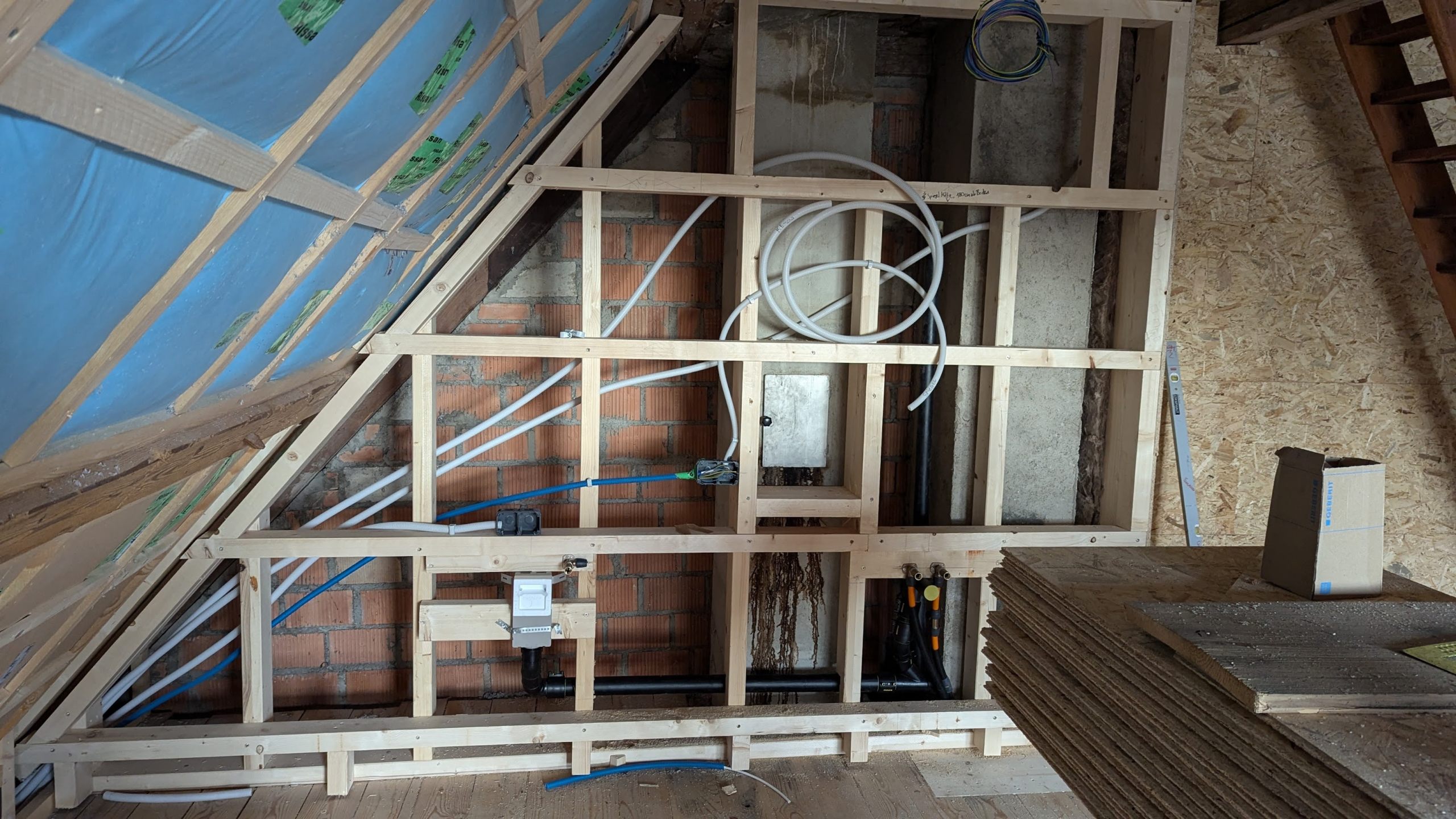 Aufbau neue Wand bei den Kaminen – 21. Juni 2024