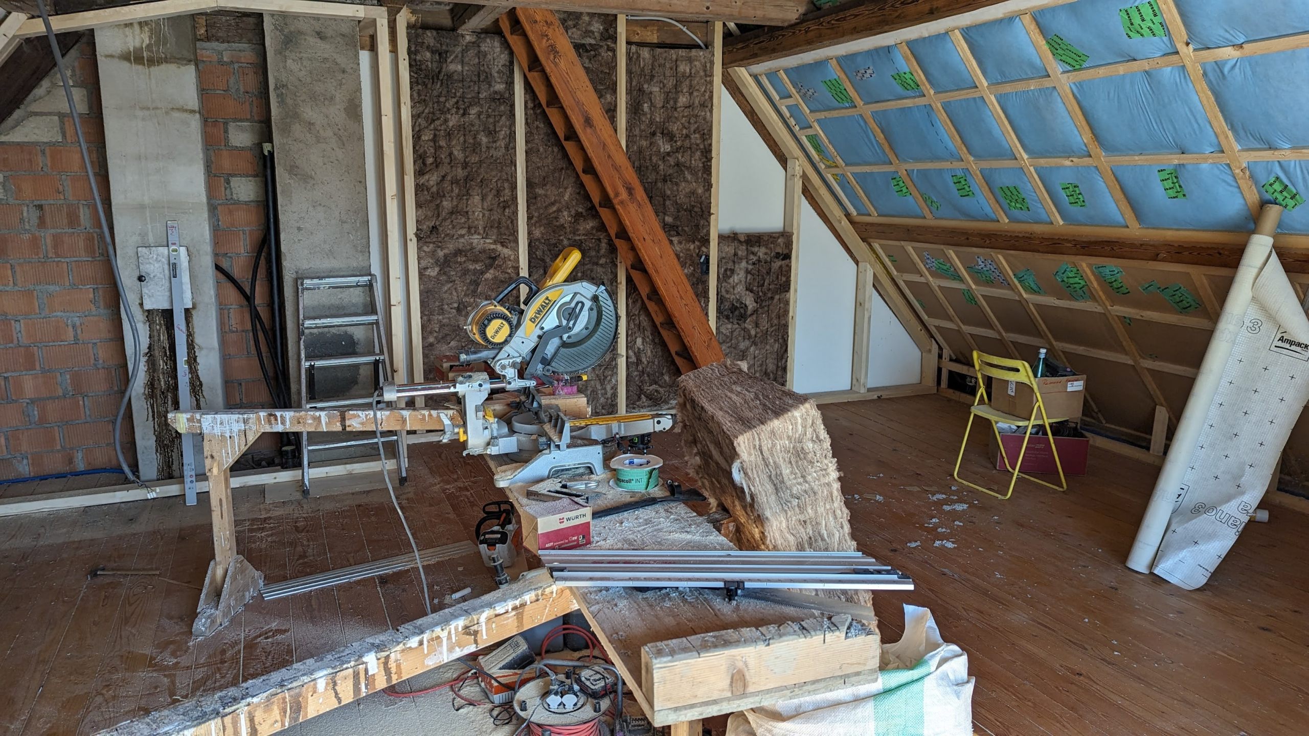 Konstruktion der neuen Wand und Reparatur der bestehenden Dachisolation 01 – 17. Juni 2024