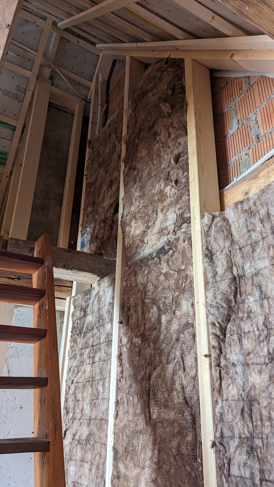 Konstruktion der neuen Wand und Reparatur der bestehenden Dachisolation 02 – 17. Juni 2024